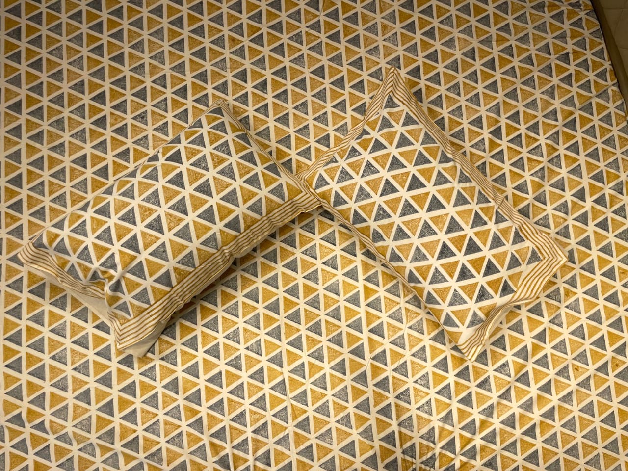 Triangles Prints Cotton Bedsheet-Aaroha Living